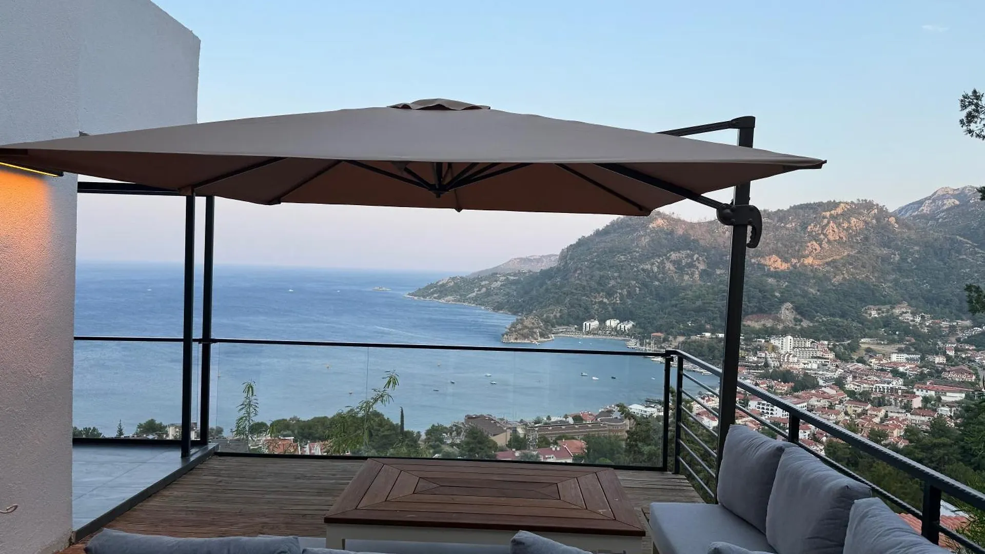 Mavinin ve Yeşilin dansı Daire Marmaris Türkiye