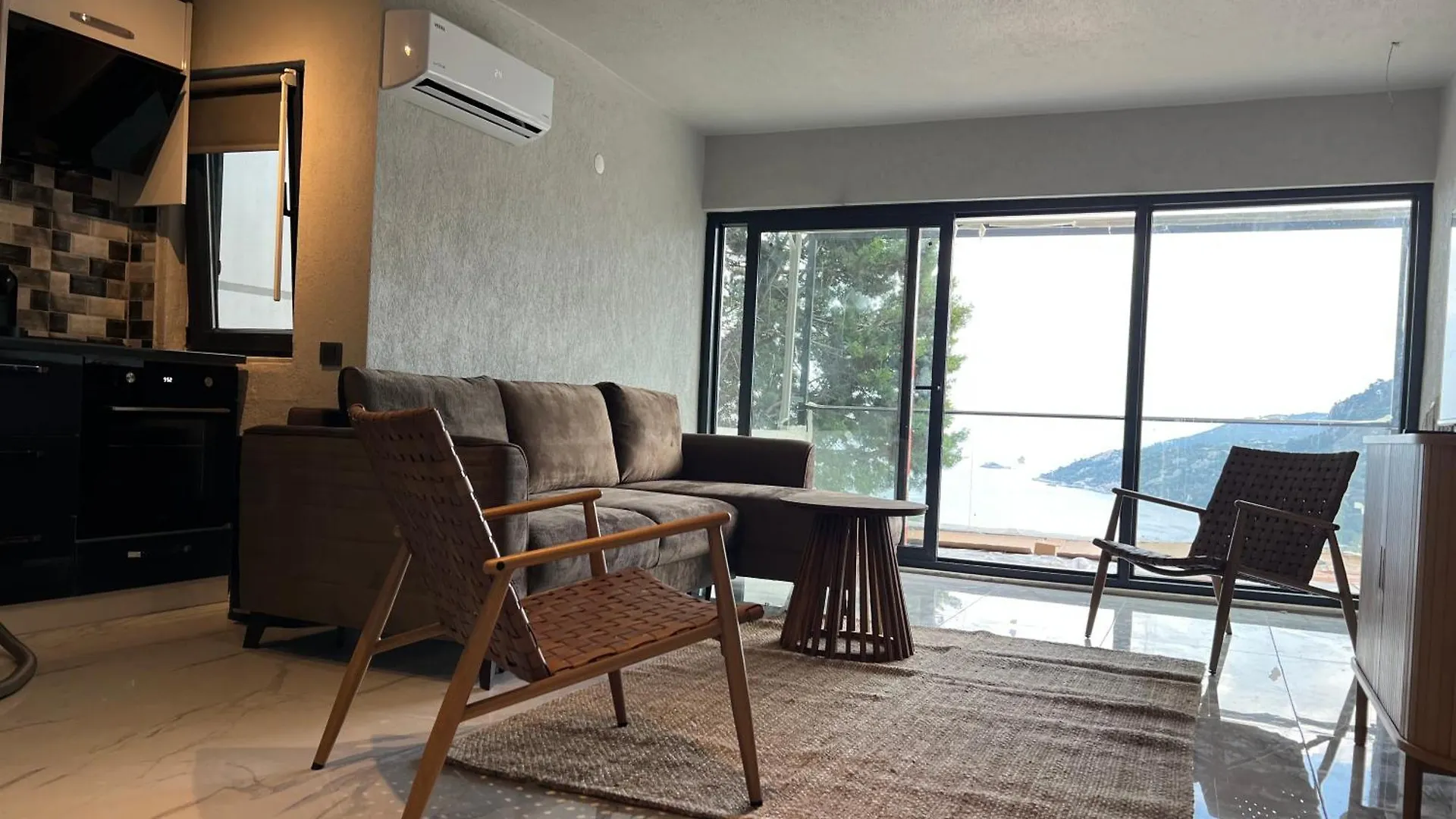 Mavinin ve Yeşilin dansı Daire Marmaris 0*,