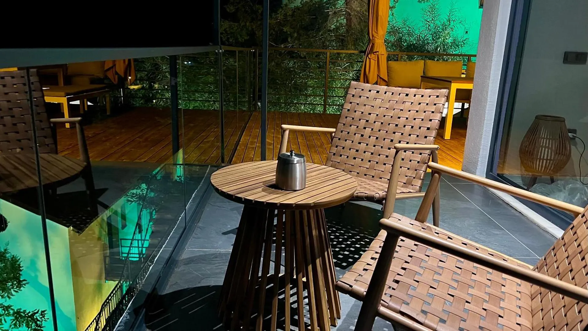 Mavinin ve Yeşilin dansı Daire Marmaris
