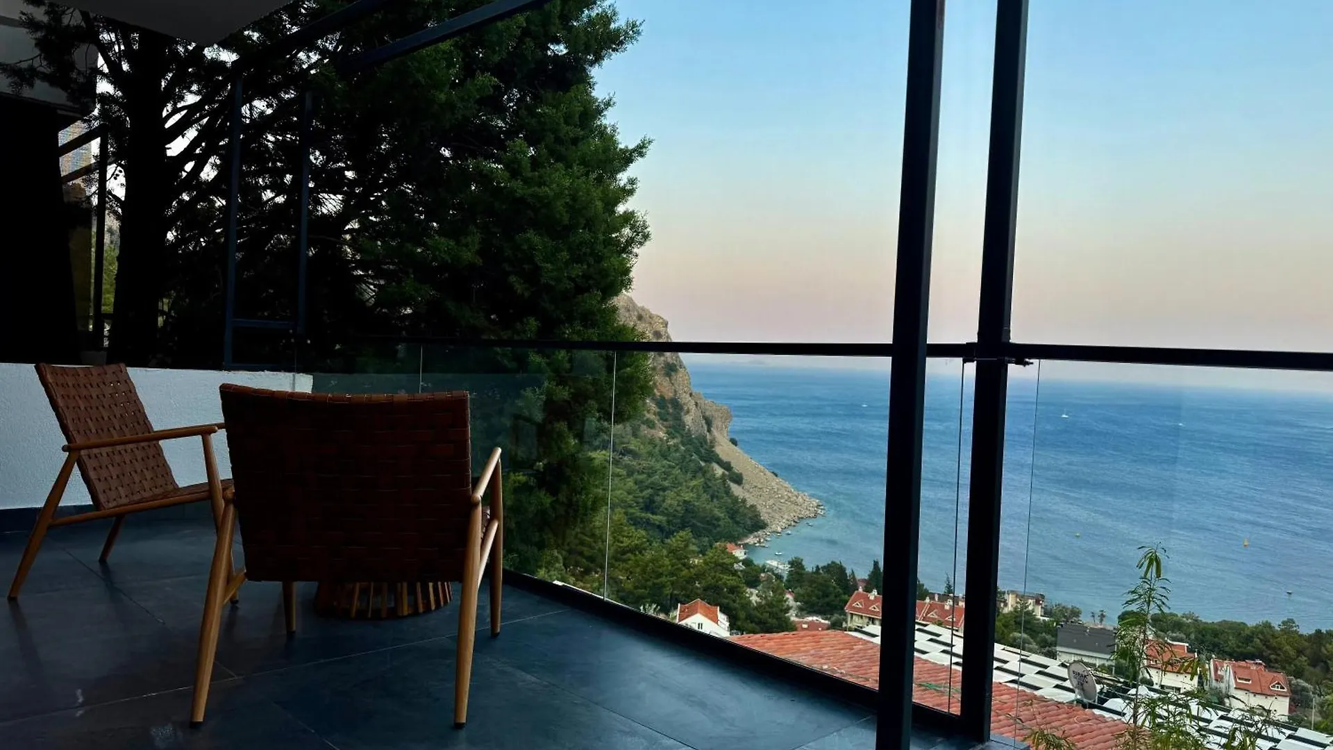 Mavinin ve Yeşilin dansı Daire Marmaris